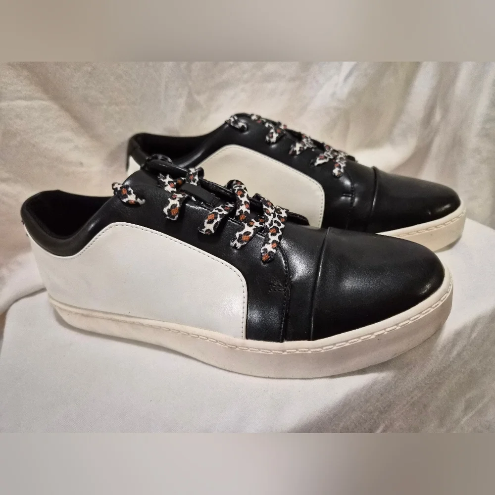 Journee Collection Comfort Foam™ Taschi Womans Sneakers NWOB Size 10